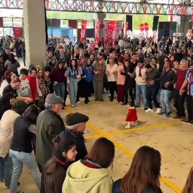 Hamsi Festivali’nde horon halkasında buluşan katılımcılar