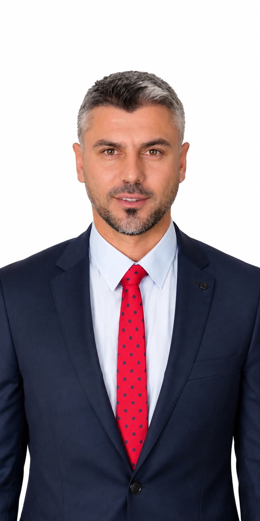 KKTC Karadeniz Kültür Derneği Başkanı Murat Zeki Civelek, lacivert takım elbisesi ve kırmızı kravatıyla
